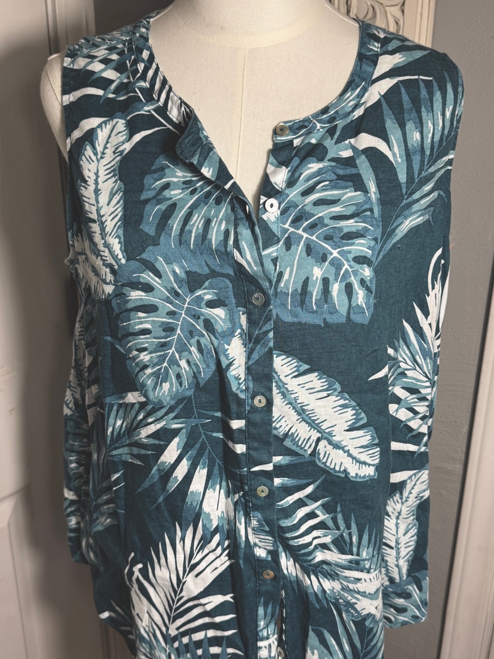 Large C&C California 100% Linen Tropical Button Tank Top Vacation EUC - Picture 8 of 9